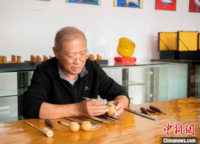 河北三河鸽哨手艺人精雕细琢留住“空中交响乐”