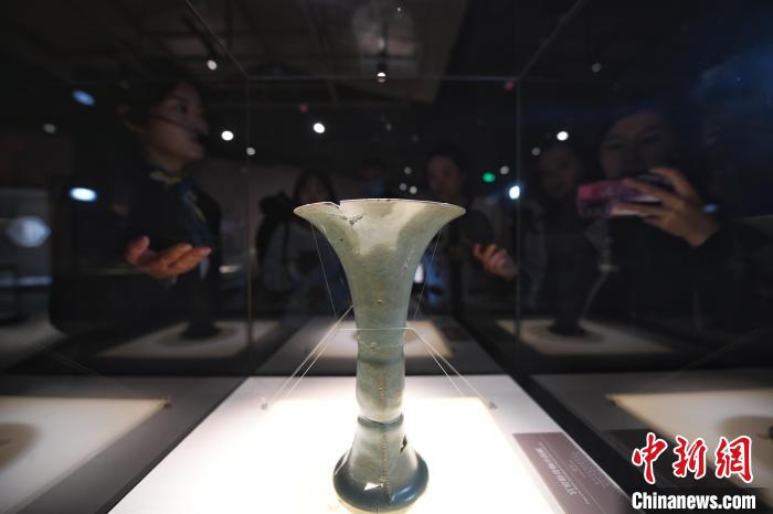 南宋德寿宫遗址博物馆展出的文物吸引媒体记者 王刚 摄