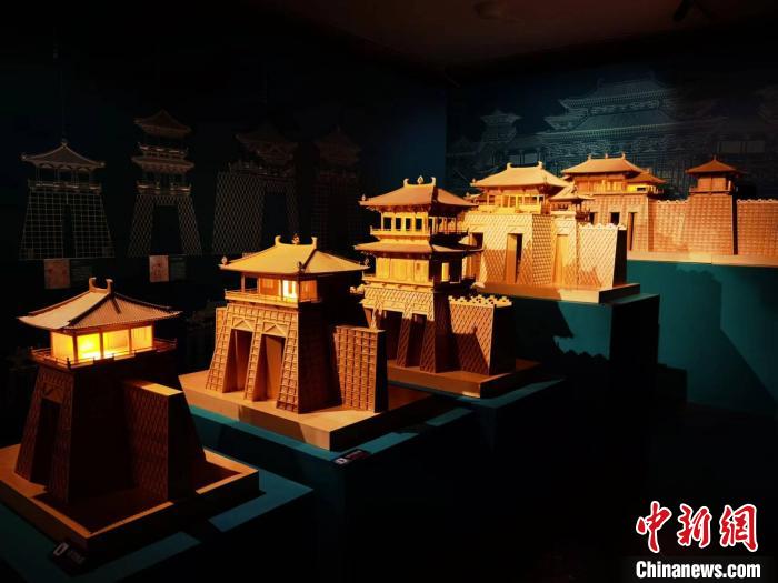 2022年11月,正在敦煌研究院展出的“千年营造——敦煌壁画中的建筑之美”特展。 丁思 摄 2022年11月,正在敦煌研究院展出的“千年营造——敦煌壁画中的建筑之美”特展。 丁思 摄