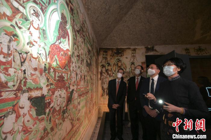 2022年8月23日,“敦煌:千载情缘的故事”展览在香港开幕。图为展览现场,嘉宾们一同观展。 敦煌研究院供图 2022年8月23日,“敦煌:千载情缘的故事”展览在香港开幕。图为展览现场,嘉宾们一同观展。 敦煌研究院供图