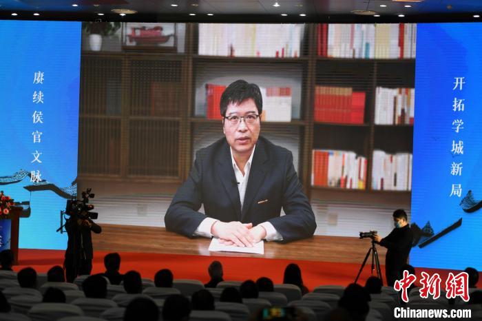 图为中国人民大学校长林尚立视频演讲。　王东明 摄