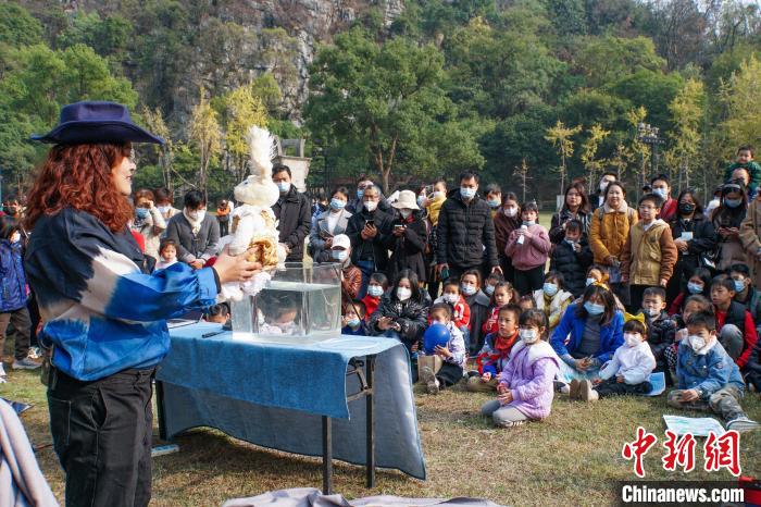 桂林艺术节帐篷微剧场互动式表演：艺术家与观众的另类沟通