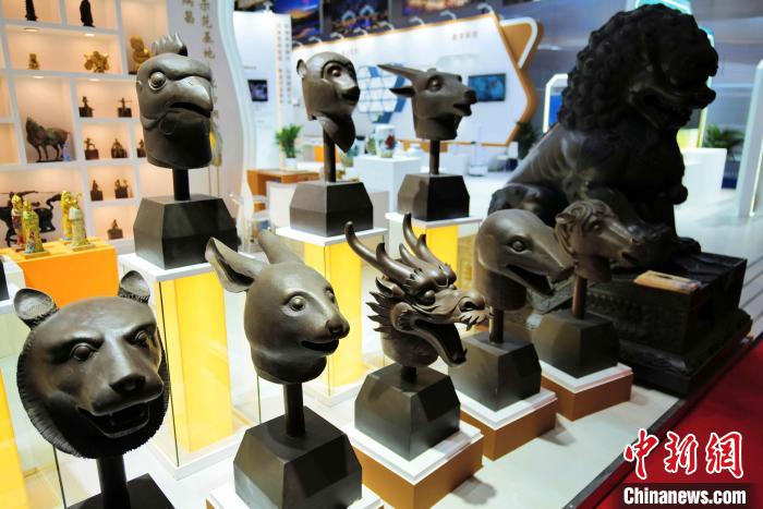 28日，第十八届文博会在深圳国际会展中心正式开馆，图为江西展区上的兽首铜像展品。　陈文 摄