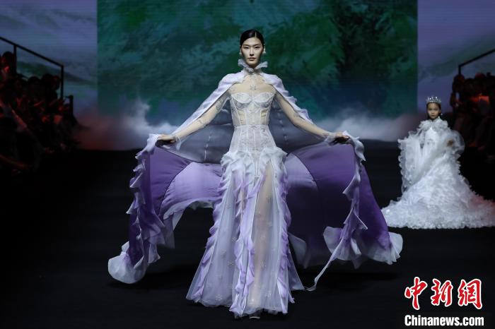 图为武汉时装周4月20日在武汉红T时尚创意街区开幕 武汉时装周组委会供图