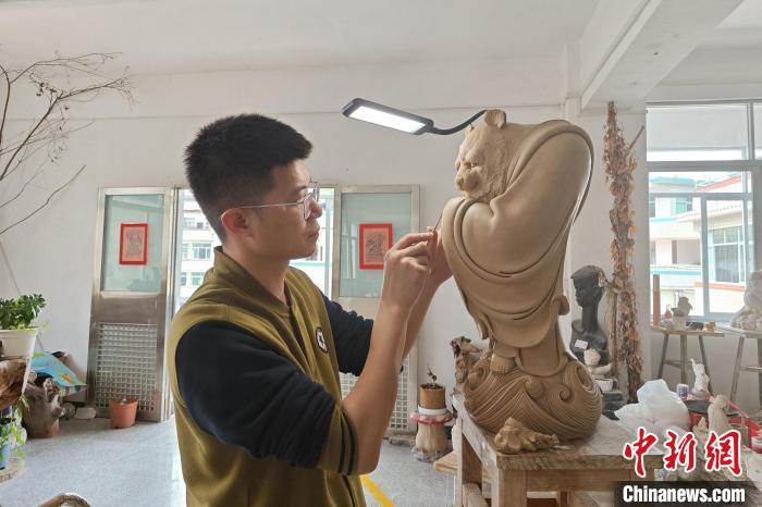 福建德化“瓷二代”：传统与潮流碰撞出无限可能