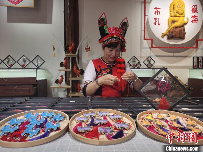 图为布扎云南省级非遗传承人杨银梅制作饰品。　黄兴鸿 摄