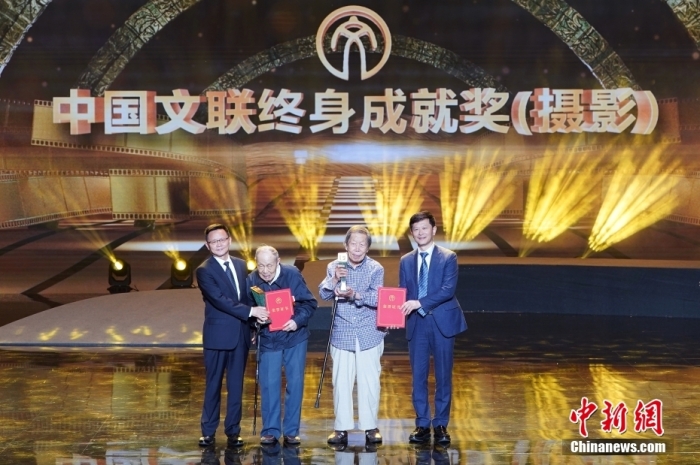 图为中国文联党组成员、副主席徐永军，中国文联副主席、中国摄影家协会主席李舸为获得中国文联终身成就奖(摄影)的张崇岫(左二)、蒋铎(右二)两位作出突出贡献的摄影家颁奖。<a target='_blank'  data-cke-saved-href='/' href='/'>中新社</a>记者 毛建军 摄