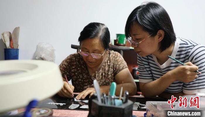 马静自幼从事螺钿漆器制作，至今已有20多年，师从其母亲李爱珍。　向上 摄