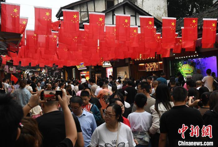　　图为重庆千年古镇磁器口游人如织。<a target='_blank'  data-cke-saved-href='/' href='/' >中新网</a>记者周毅摄